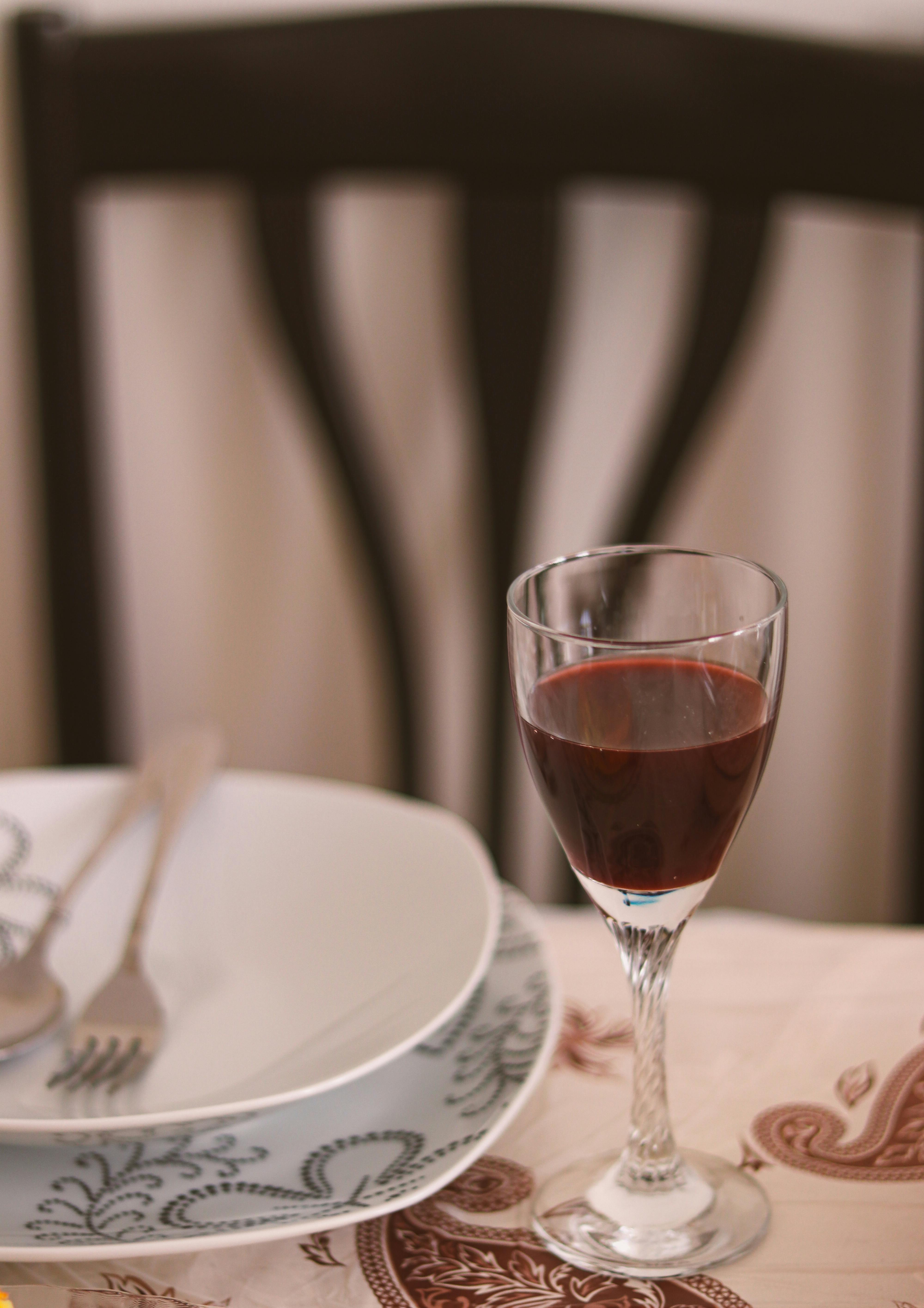 精緻的晚餐擺設，紅酒杯和高品質餐具，展現生活儀式感