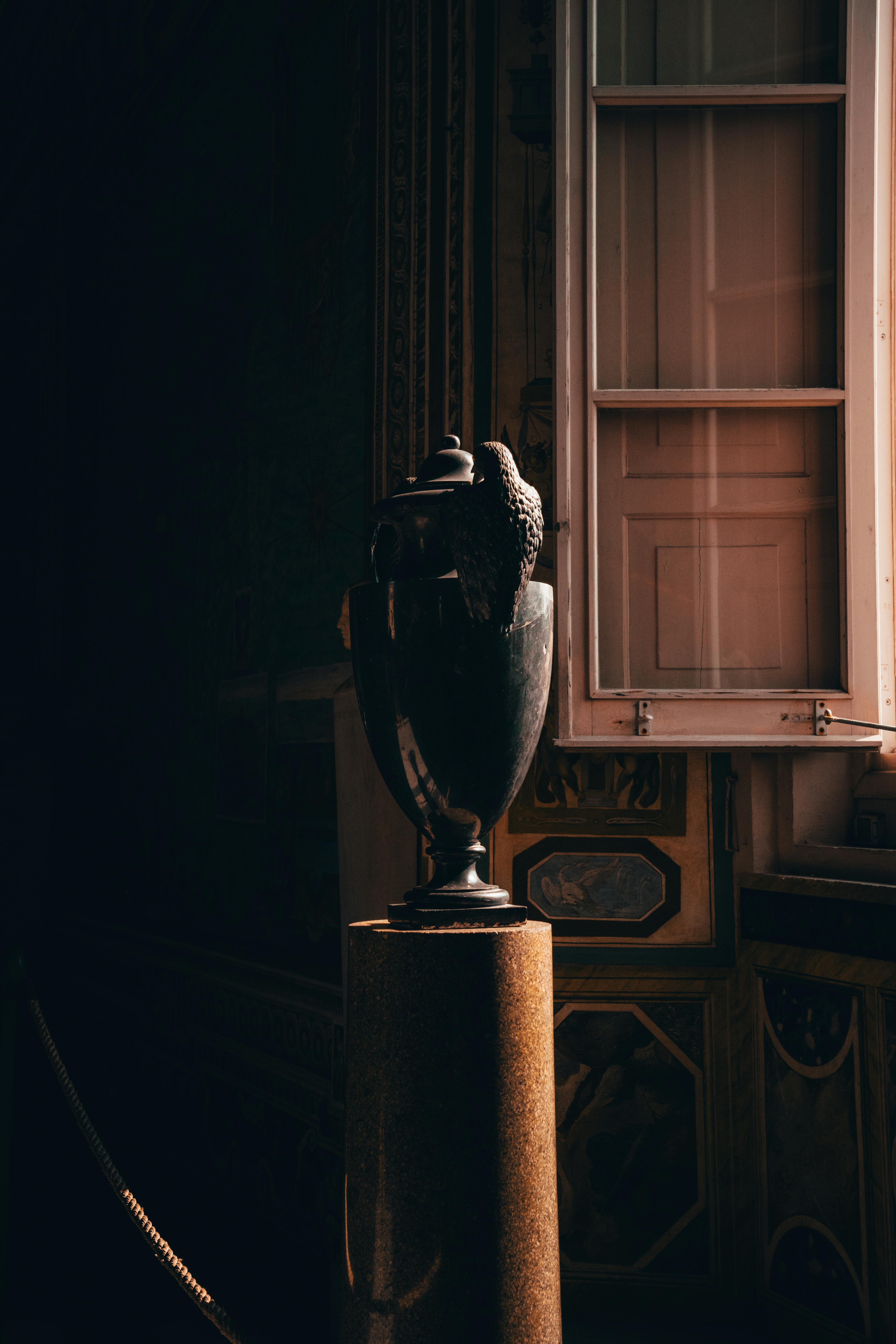 Gratis Elegante estatua de arte iluminada por la luz del sol a través de una ventana en la Roma histórica. Foto de stock