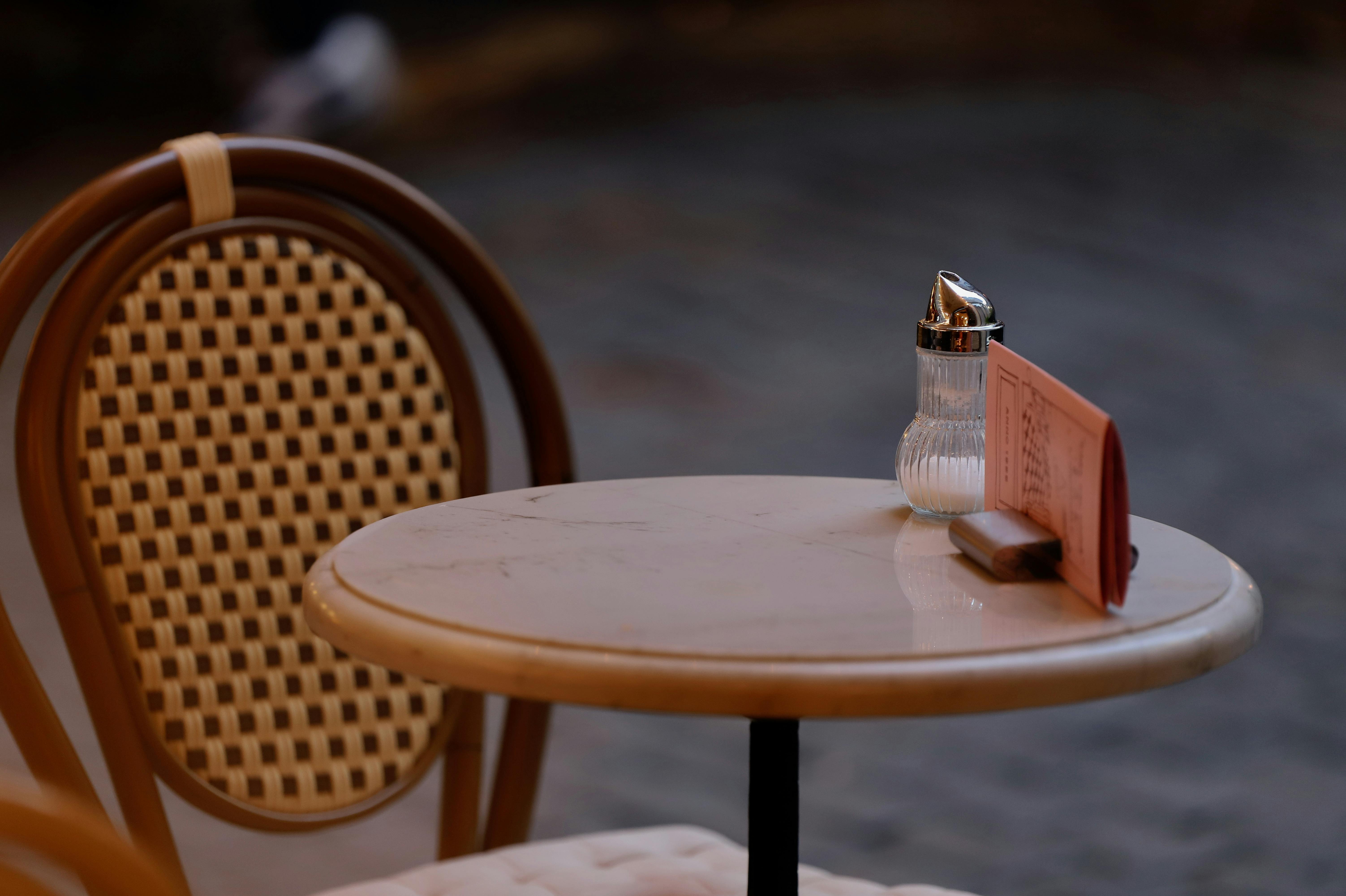 Kostenlos Ein malerisches Straßencafé in Heidelberg, perfekt für einen entspannten Abend. Stock-Foto