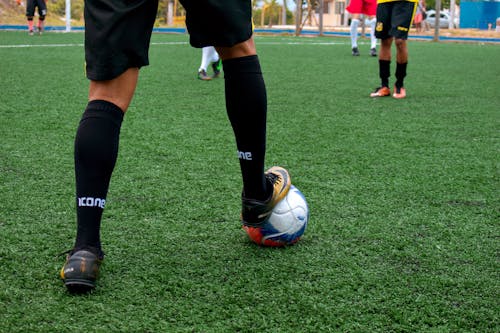 gratis Persoon In Zwart Witte Sokken En Zwart Wit Nike Voetbal Stockfoto