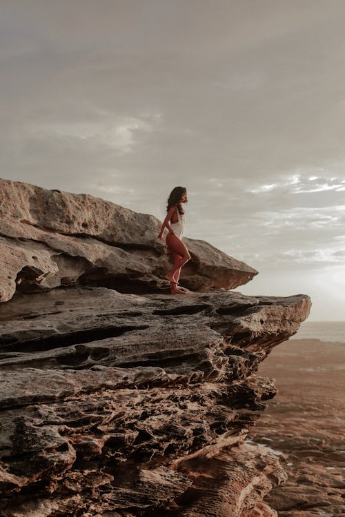 女人站在岩石上