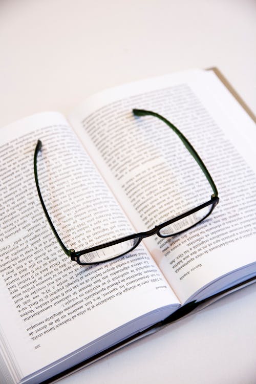 Základová fotografie zdarma na téma čtení, dioptrické brýle, kniha