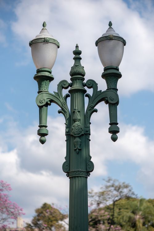 Free Classic green street lamp with dual lights in a park setting, Belo Horizonte. Stock Photo