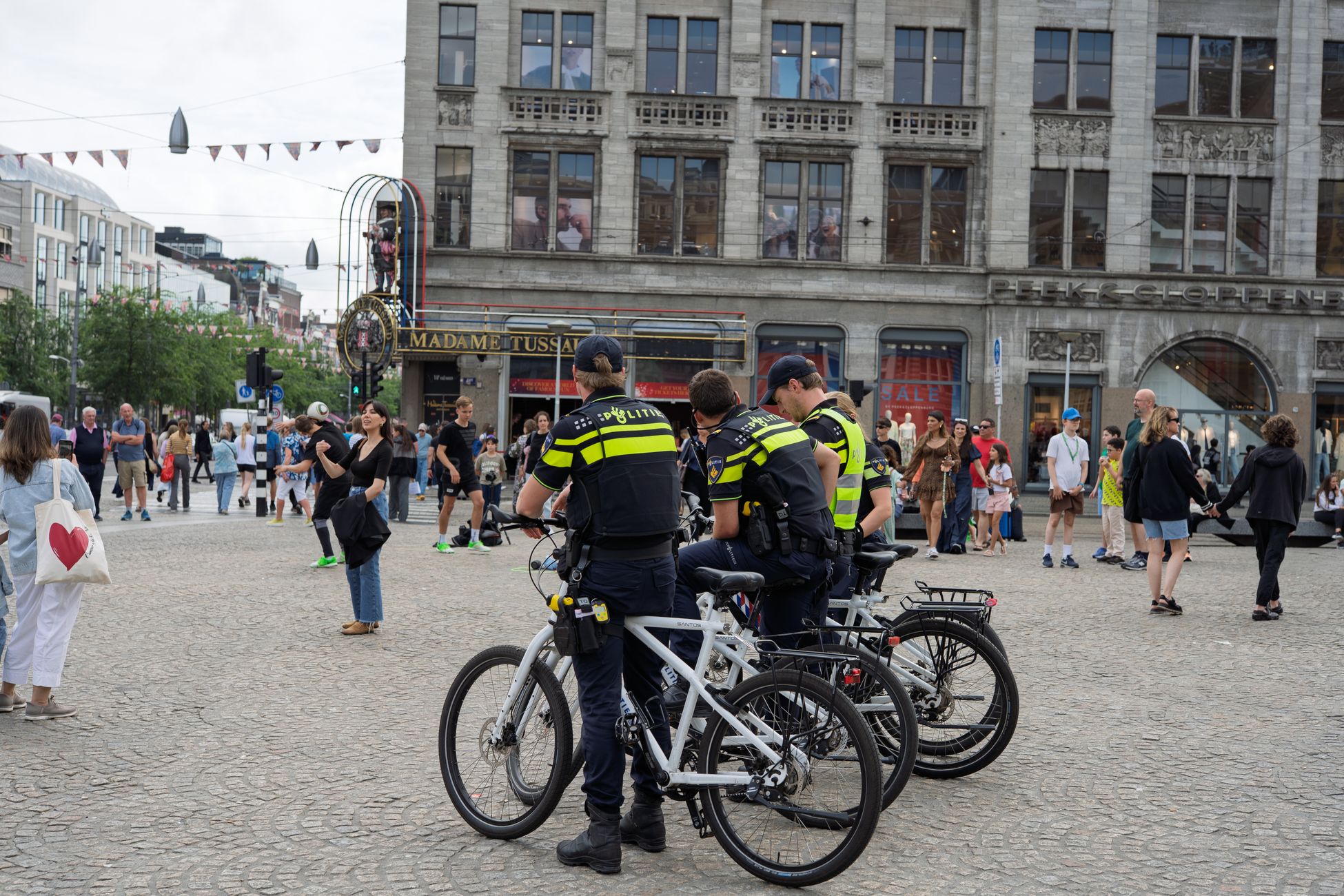 Burgemeester geschokt door brand en racistische leuzen bij restaurant in Wijdenes