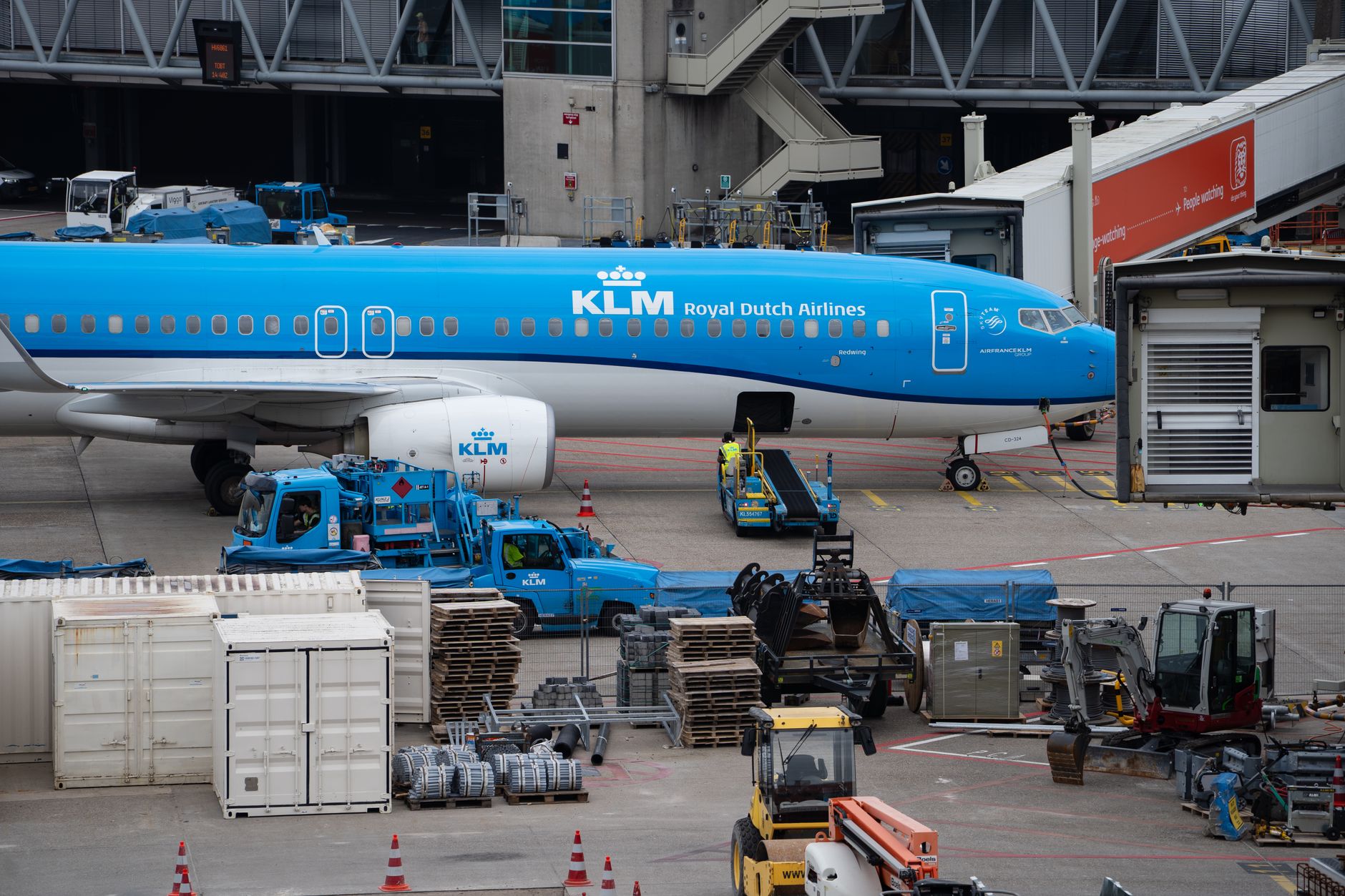 Schiphol Havalimanı'nda güvenlik kontrolünde bekleyen yolcular
