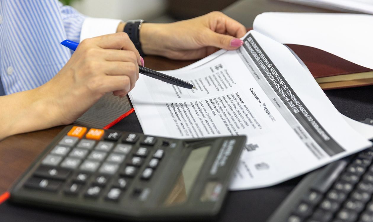Financial documents, calculator and pen, illustrating Oracle finance process analysis