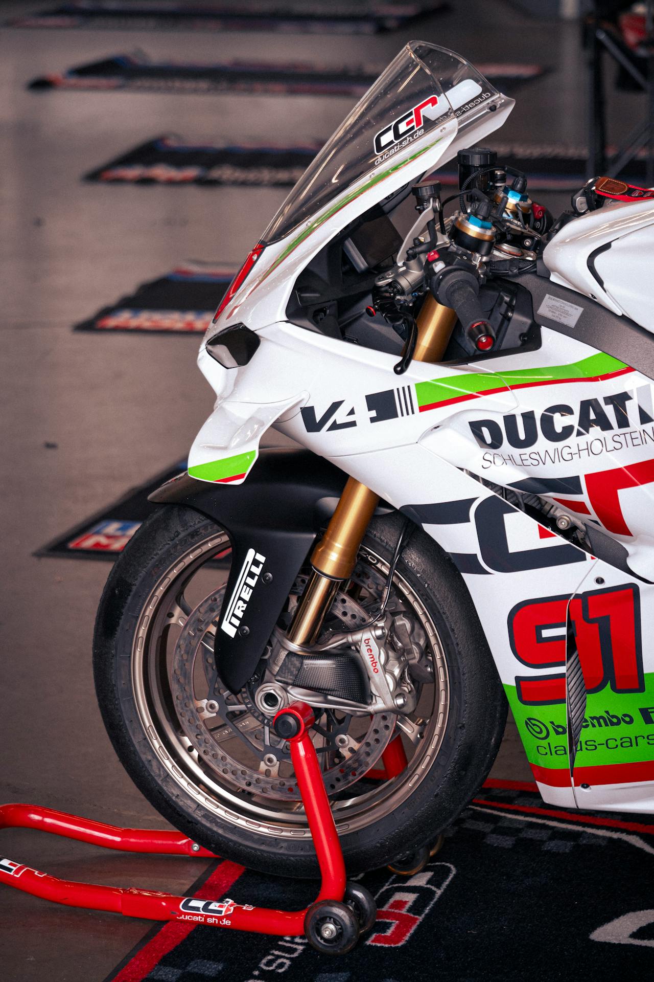 Primo piano della Ducati su cavalletti con semimanubri e pompa radiale