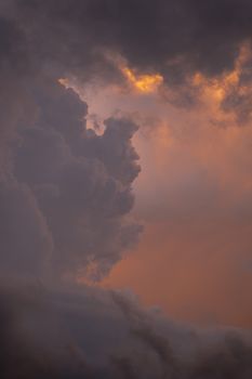Atemberaubender Sonnenuntergang & Wolken – Anime-Stil Hintergrundbild