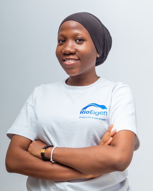 Free Portrait of a smiling woman wearing a RioEigen logo t-shirt, arms crossed. Stock Photo