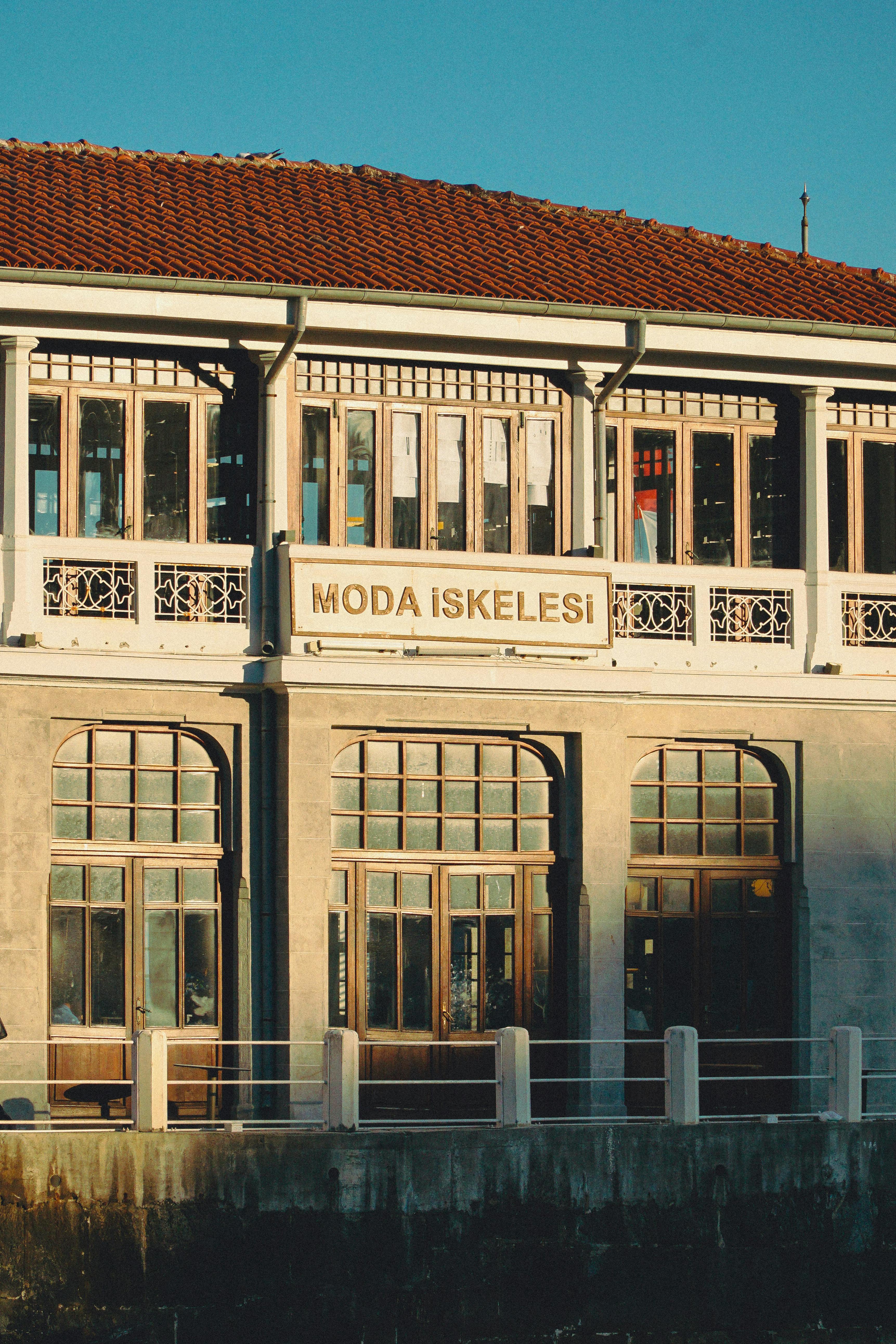 bezplatná Historická fasáda budovy Moda Iskelesi v teplém slunečním světle, představující klasickou architekturu v Istanbulu. Základová fotografie