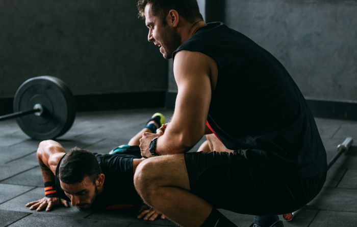Coach sportif accompagnant un client