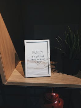 木架上，植物和陶器旁边有一句关于家庭的名言