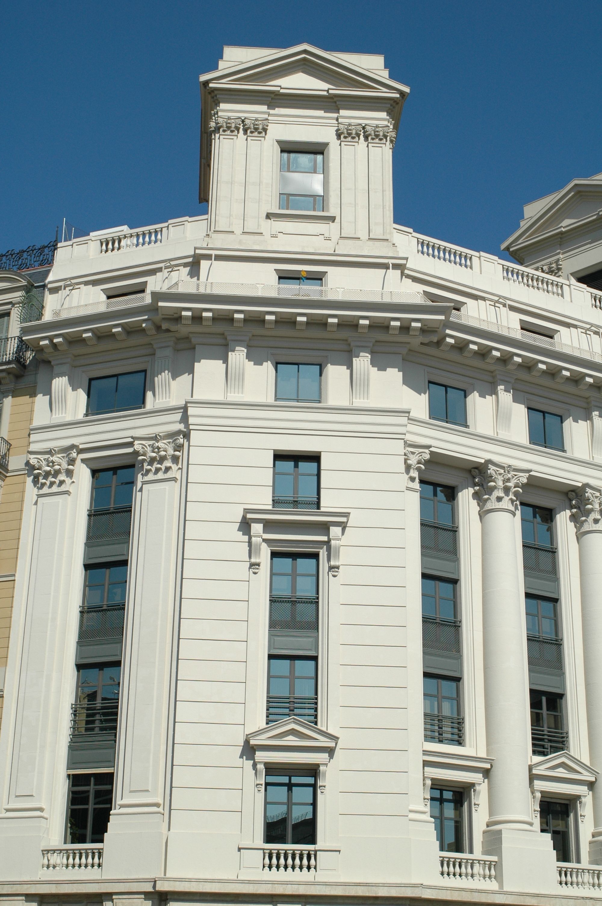 Elegant Neoclassical Building Facade in Barcelona · Free Stock Photo