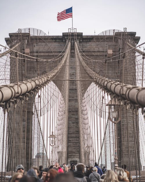 Ilmainen kuvapankkikuva tunnisteilla amerikan lippu, brooklyn bridge, ihmiset