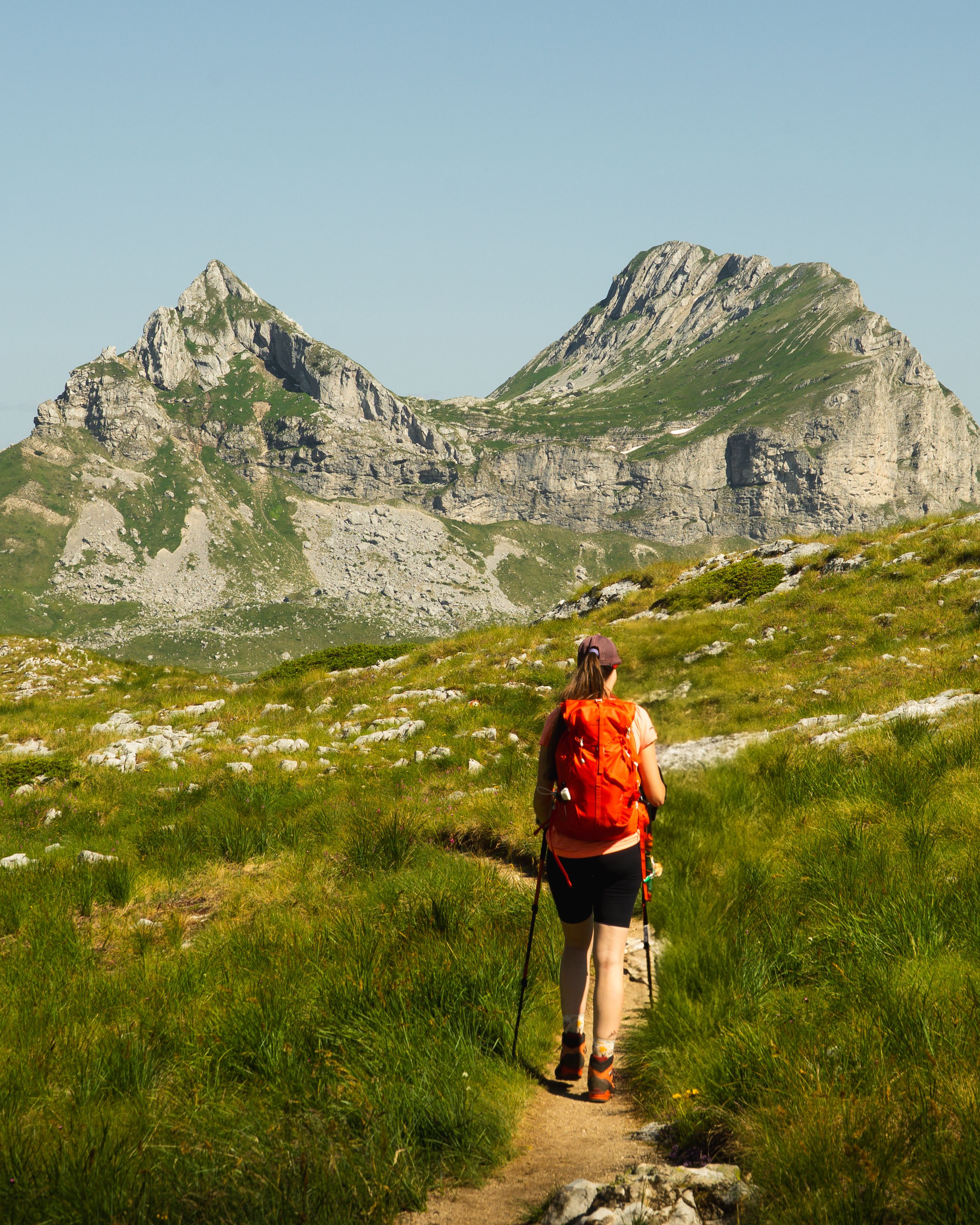 Túrázó a Durmitor Nemzeti Park hegyi ösvényén