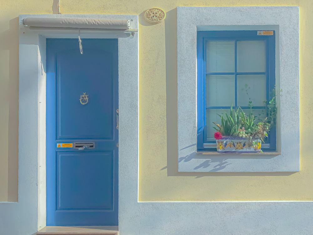 Encantadora Fachada De Puerta Y Ventana De Color Azul Mediterráneo ...