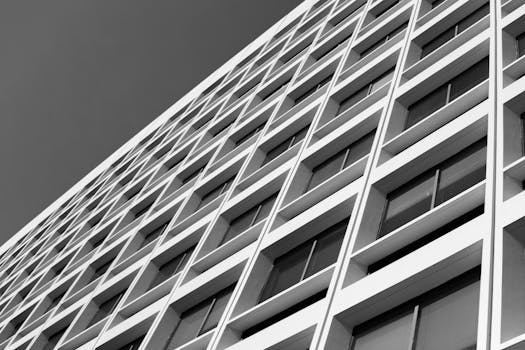 低角度镜头拍摄的波士顿一座现代高层建筑，其立面采用了几何玻璃设计