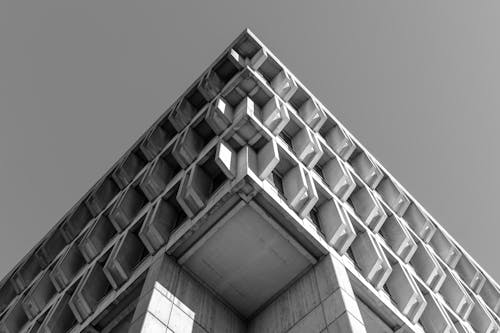 コンクリートの建物のグレースケール写真