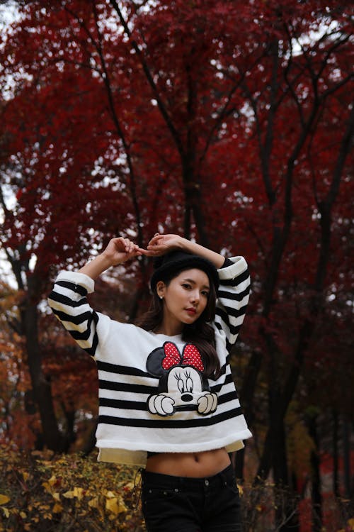 Photo D'une Femme Portant Un Pull Mickey Mouse