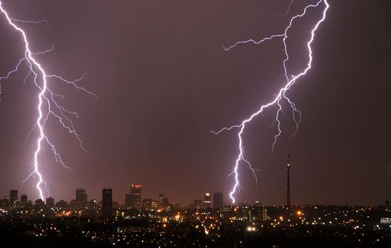 雷雨天气如何避雷：在户外与室内避免雷击伤害的核心安全措施