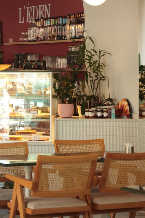 Free Inviting cafe interior featuring stylish seating and decor, perfect for relaxation. Stock Photo