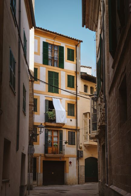 Picturesque alleyway in Palma, Mallorca showcasing traditional Mediterranean architecture.