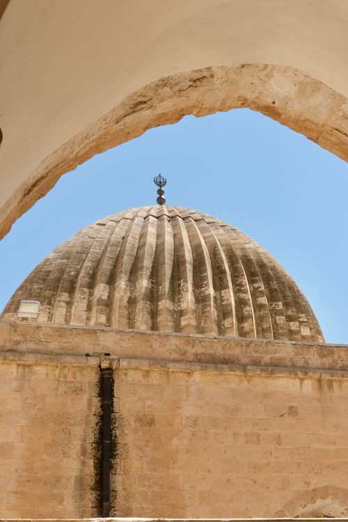 Free A detailed view of a historic mosque dome under a clear sky, showcasing its architectural beauty. Stock Photo
