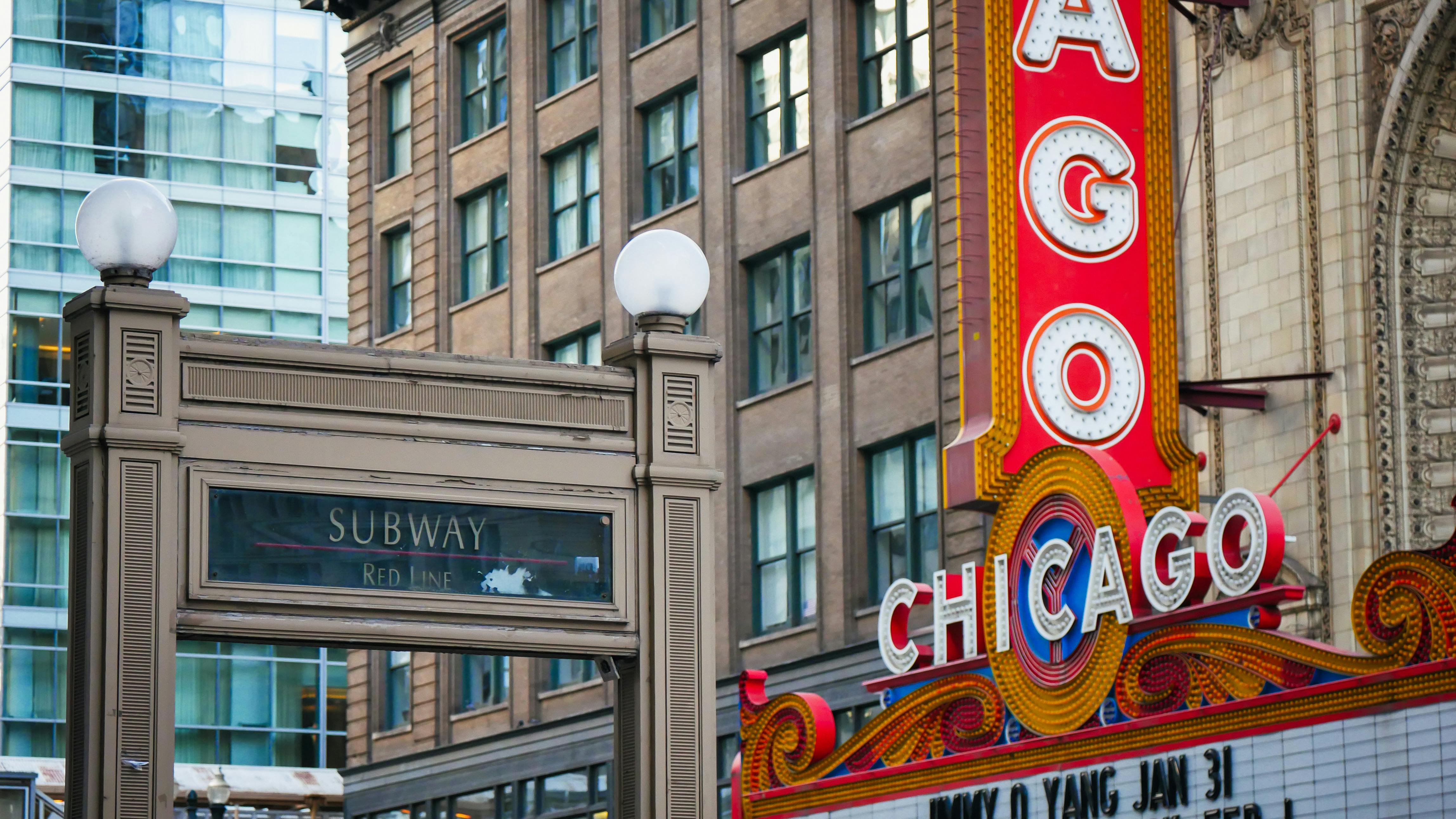 Ücretsiz Chicago tiyatro tabelası, metro girişi, şehir merkezi manzarası. Stok Fotoğraflar