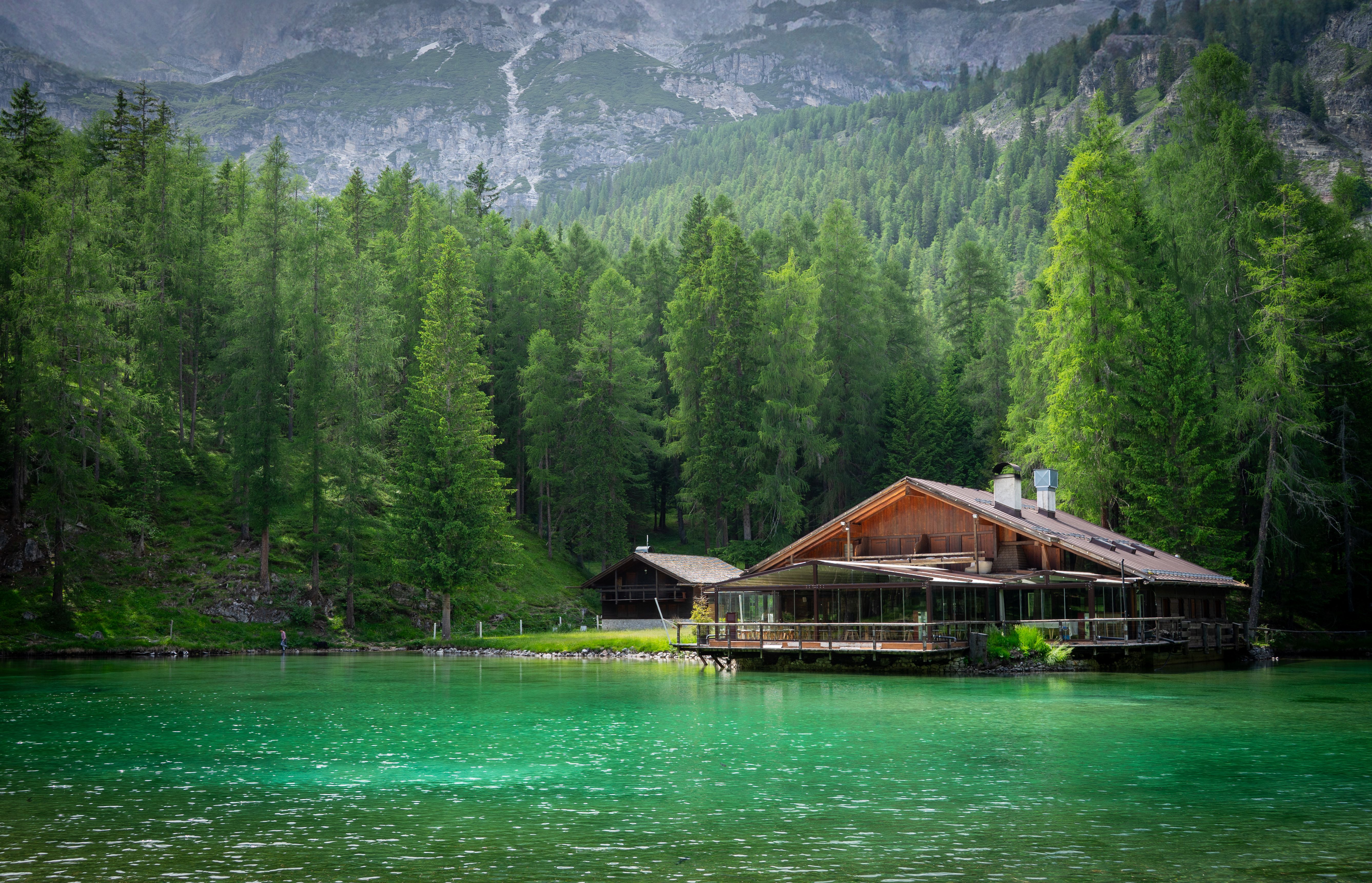 Cabane Pittoresque Au Bord D'un Lac Dans La Forêt Alpine Italienne ...