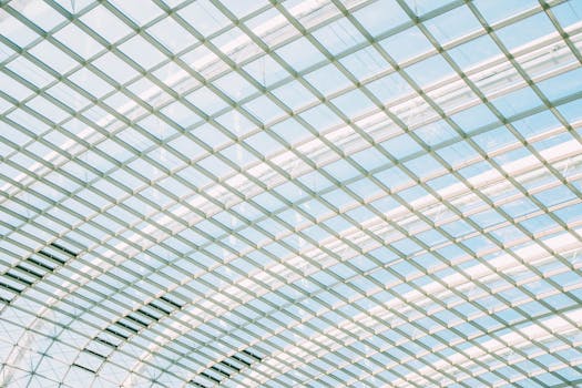 现代建筑天窗具有几何图案和未来派设计