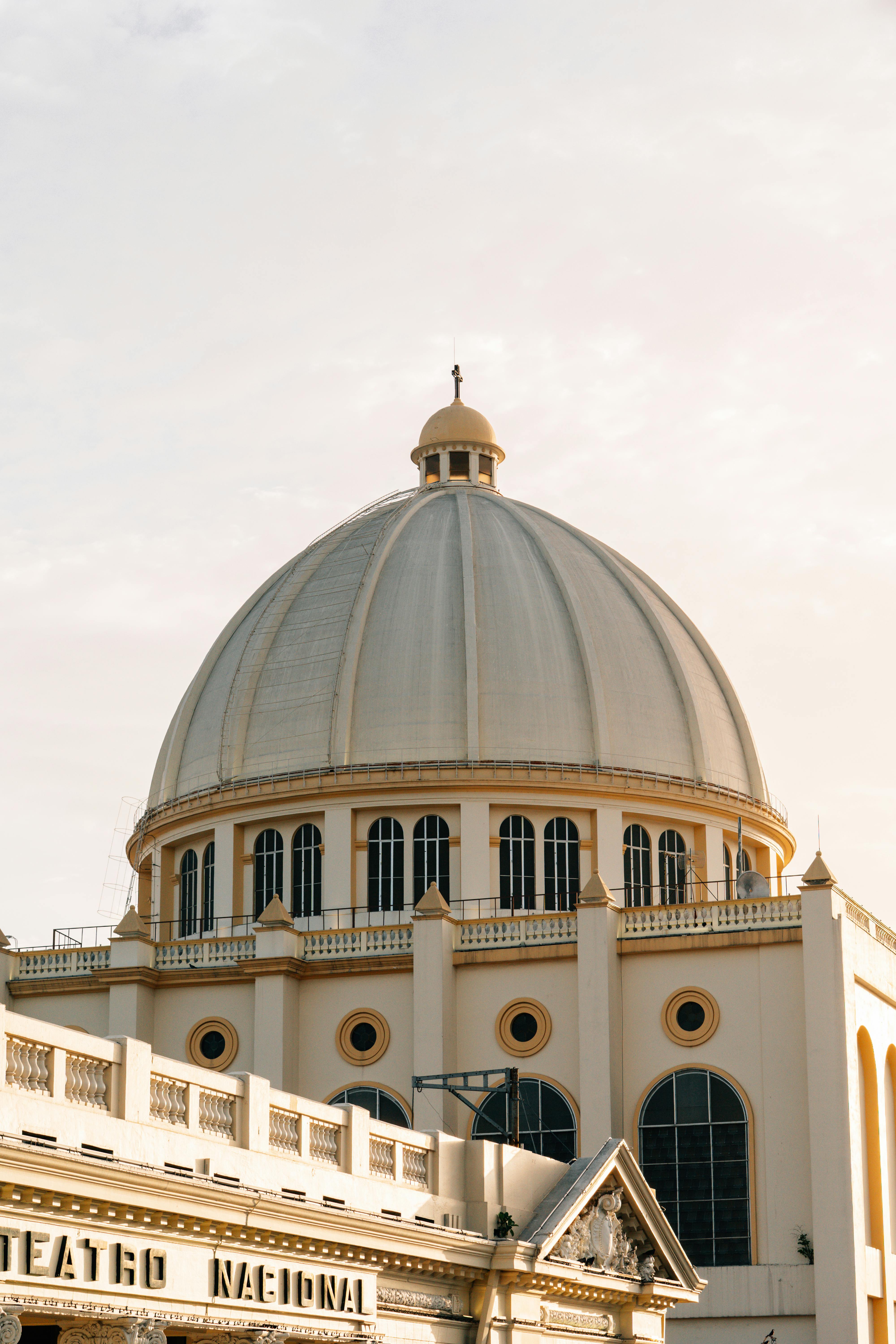 Ücretsiz Gün batımında San Salvador, El Salvador'daki Teatro Nacional kubbesinin mimari detayı. Stok Fotoğraflar