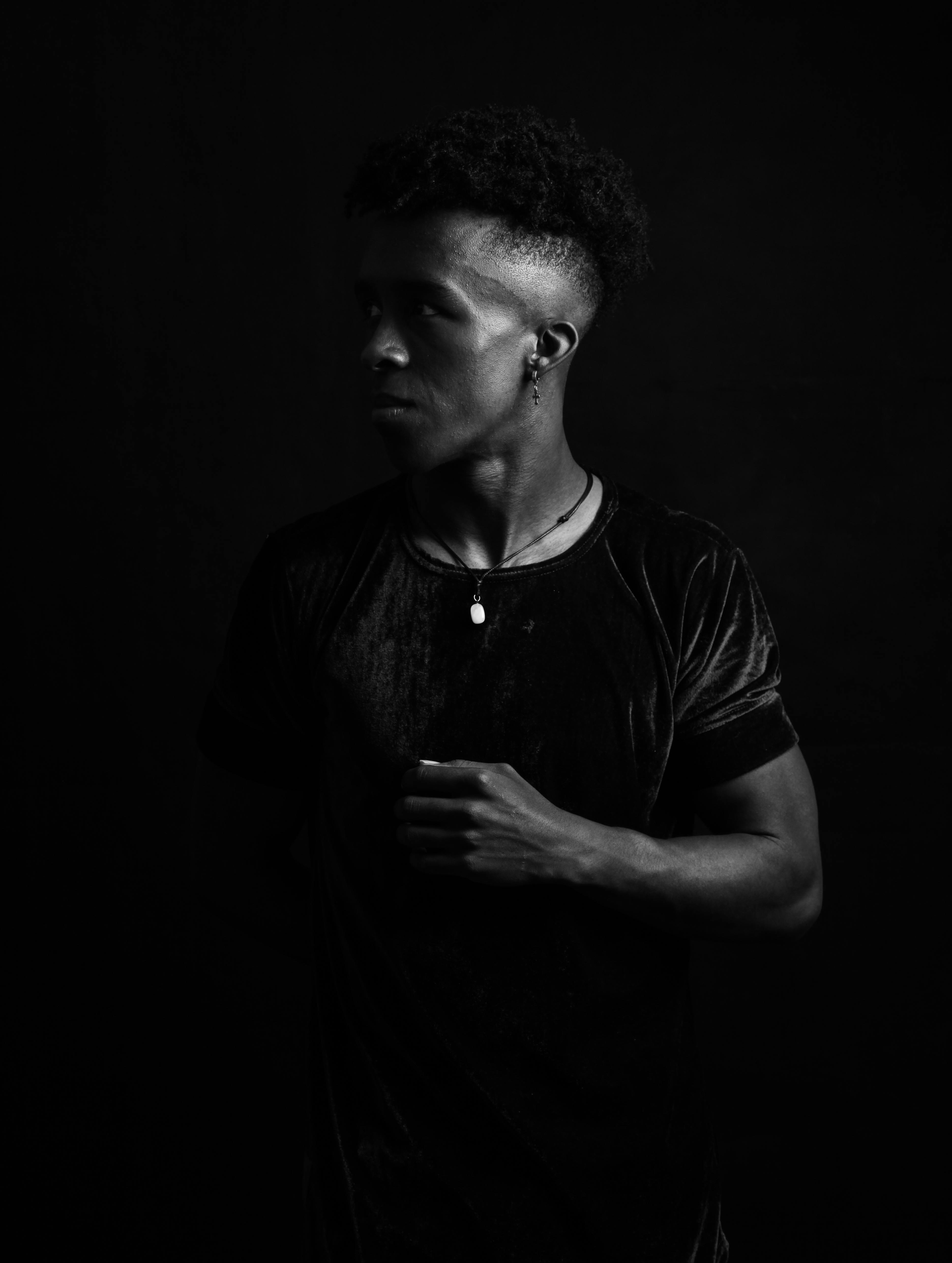 Gratuit Portrait artistique en noir et blanc d'un homme adulte sous un éclairage dramatique, mettant en valeur une forte définition musculaire. Photos