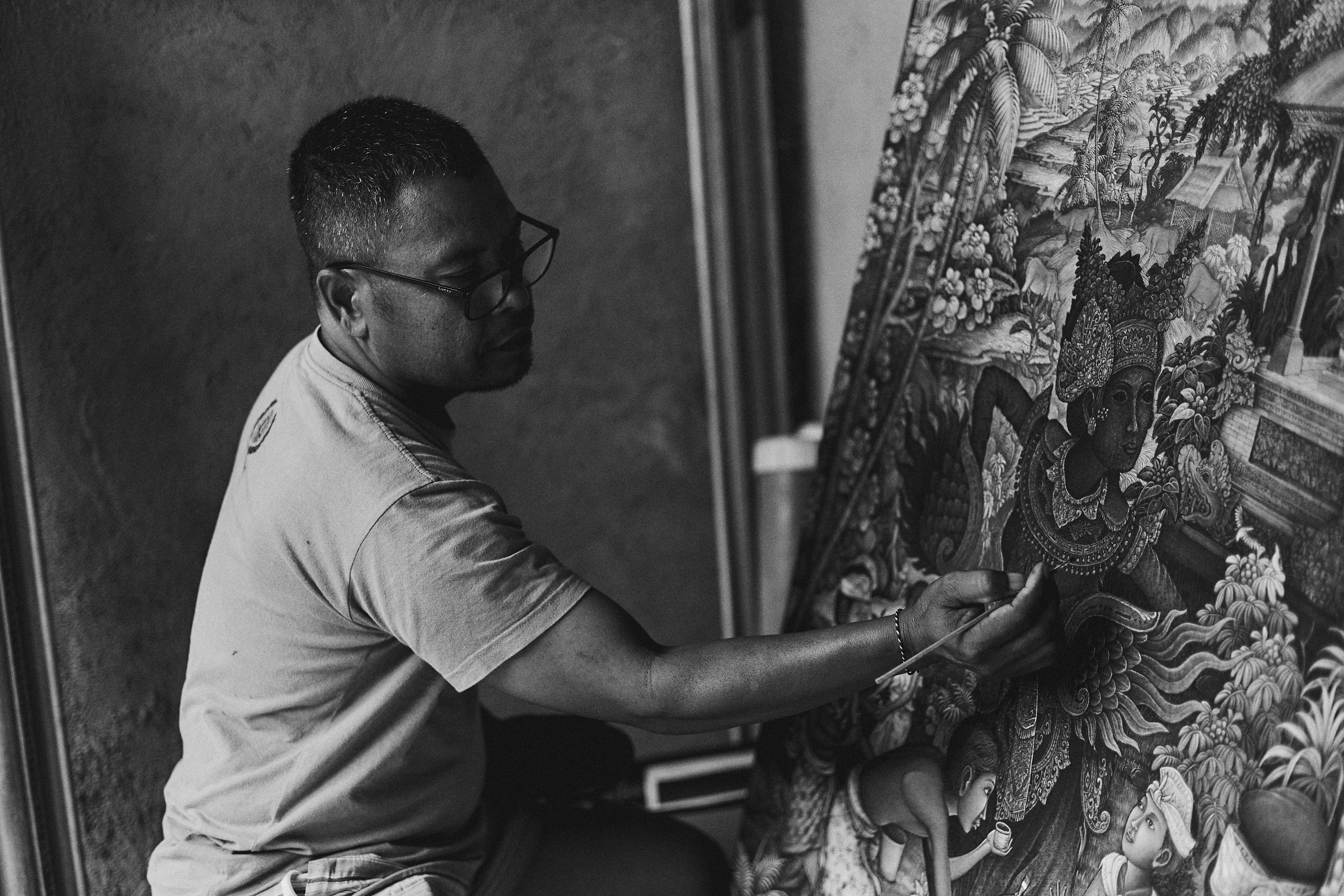 Clifford Geertz studying a Balinese cockfight crowd beside a village temple, humid afternoon and intense spectators