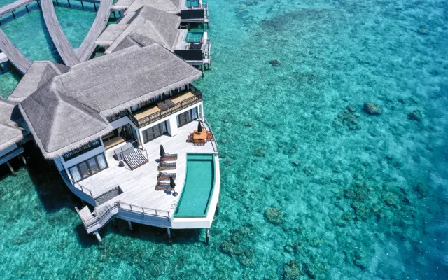 Villas sobre aguas turquesas