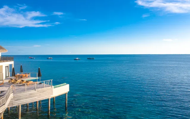 Un hôtel en bord de mer avec vue sur l’eau bleue