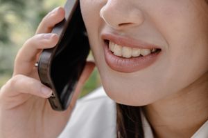 Femme souriante en appel