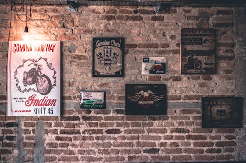 壁にいくつかのポスター