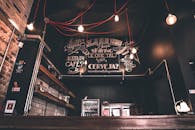 现代咖啡馆内部设有艺术黑板，营造出舒适的氛围和环境照明