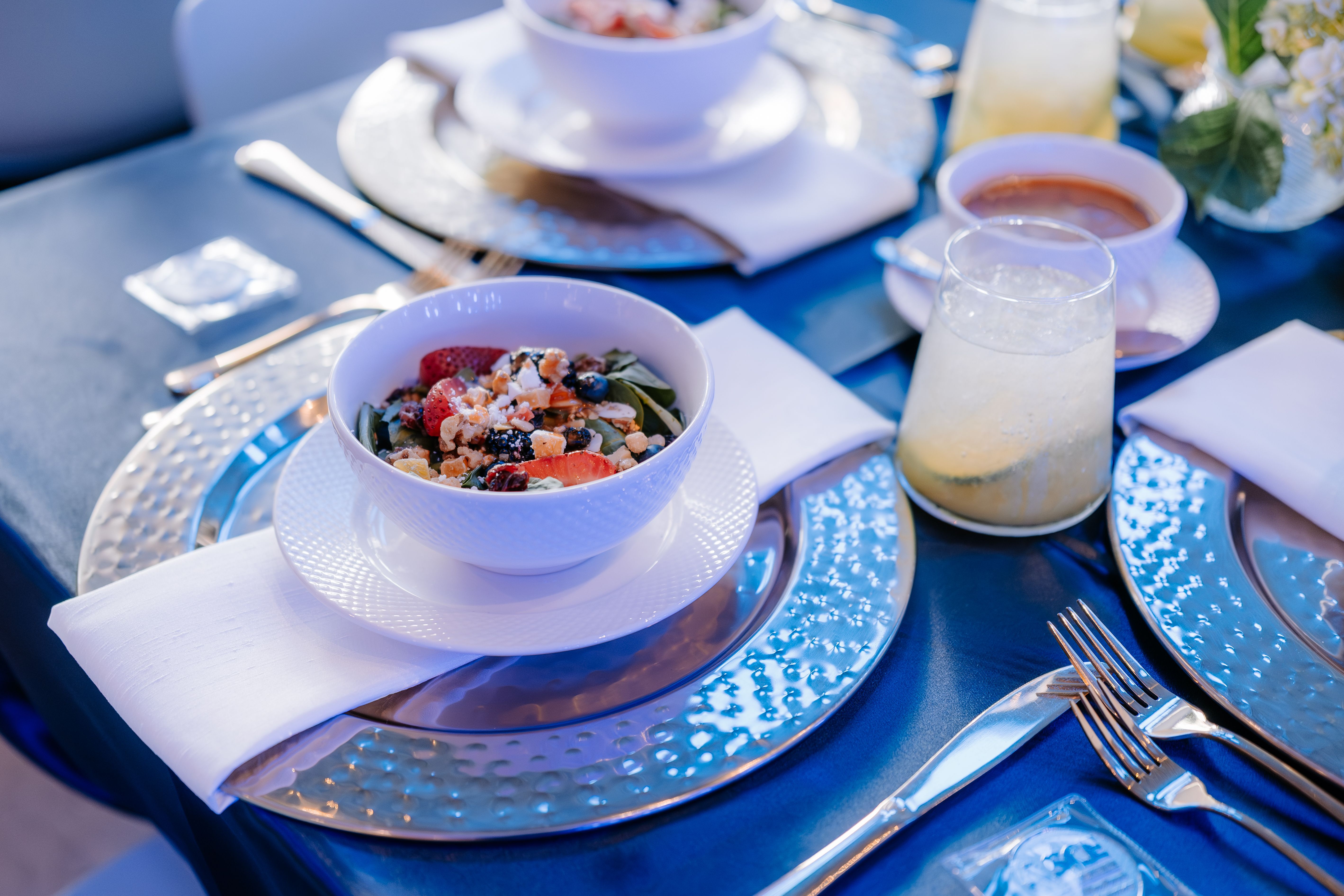 https://www.pexels.com/photo/elegant-dining-setup-with-fruit-salad-and-lemonade-33200591/