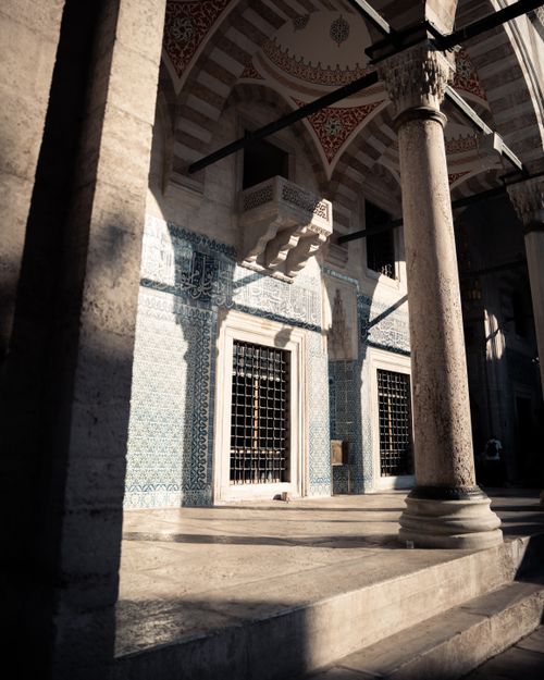 Free Intricate arches and columns of a historic Middle Eastern building bathed in sunlight. Stock Photo