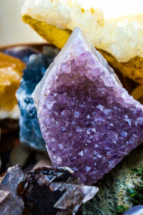 Free Close-up of vibrant amethyst crystal clusters with diverse mineral textures. Stock Photo