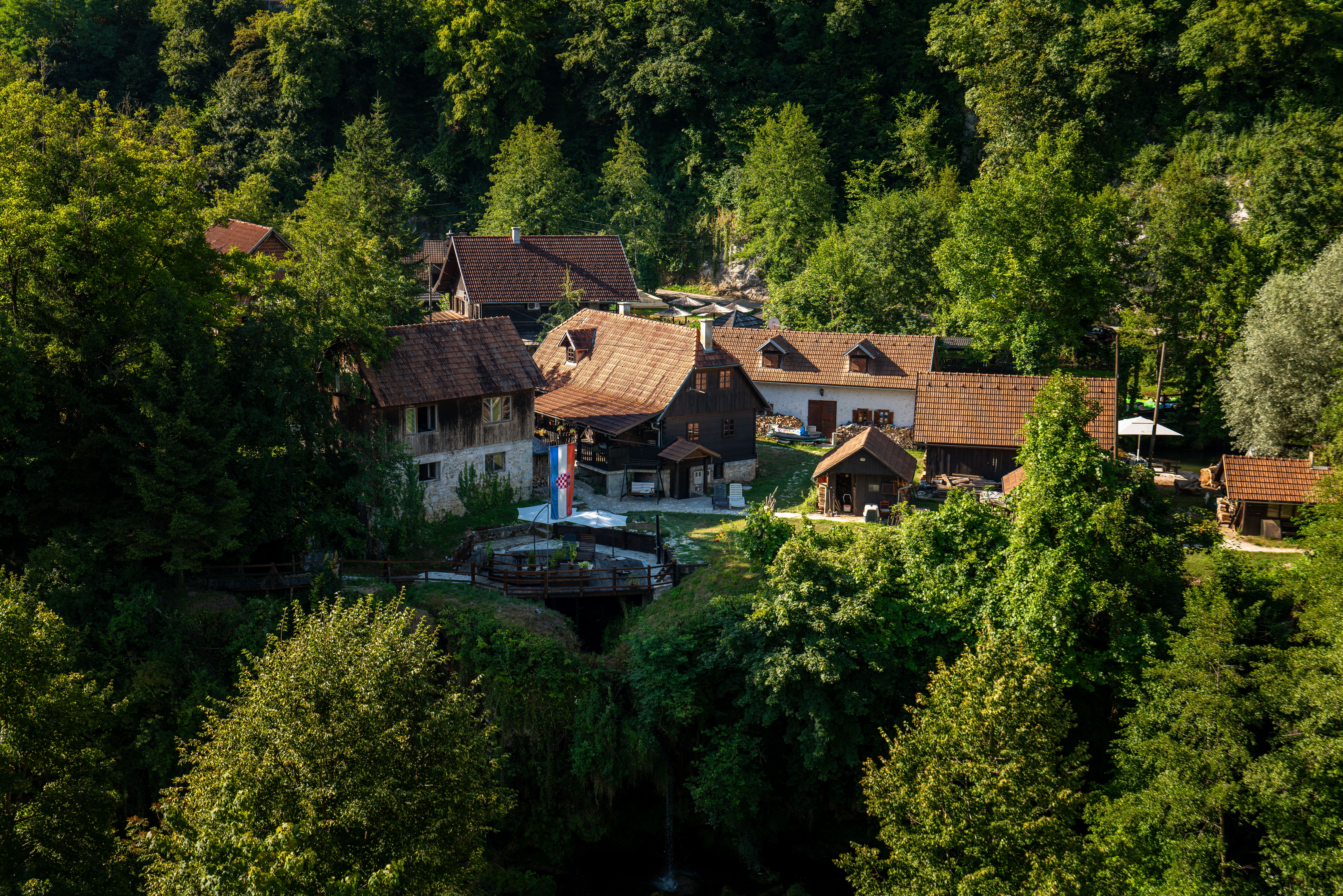 Plitvicemeren: Een complete reisgids voor het betoverende waterpark van Kroatië