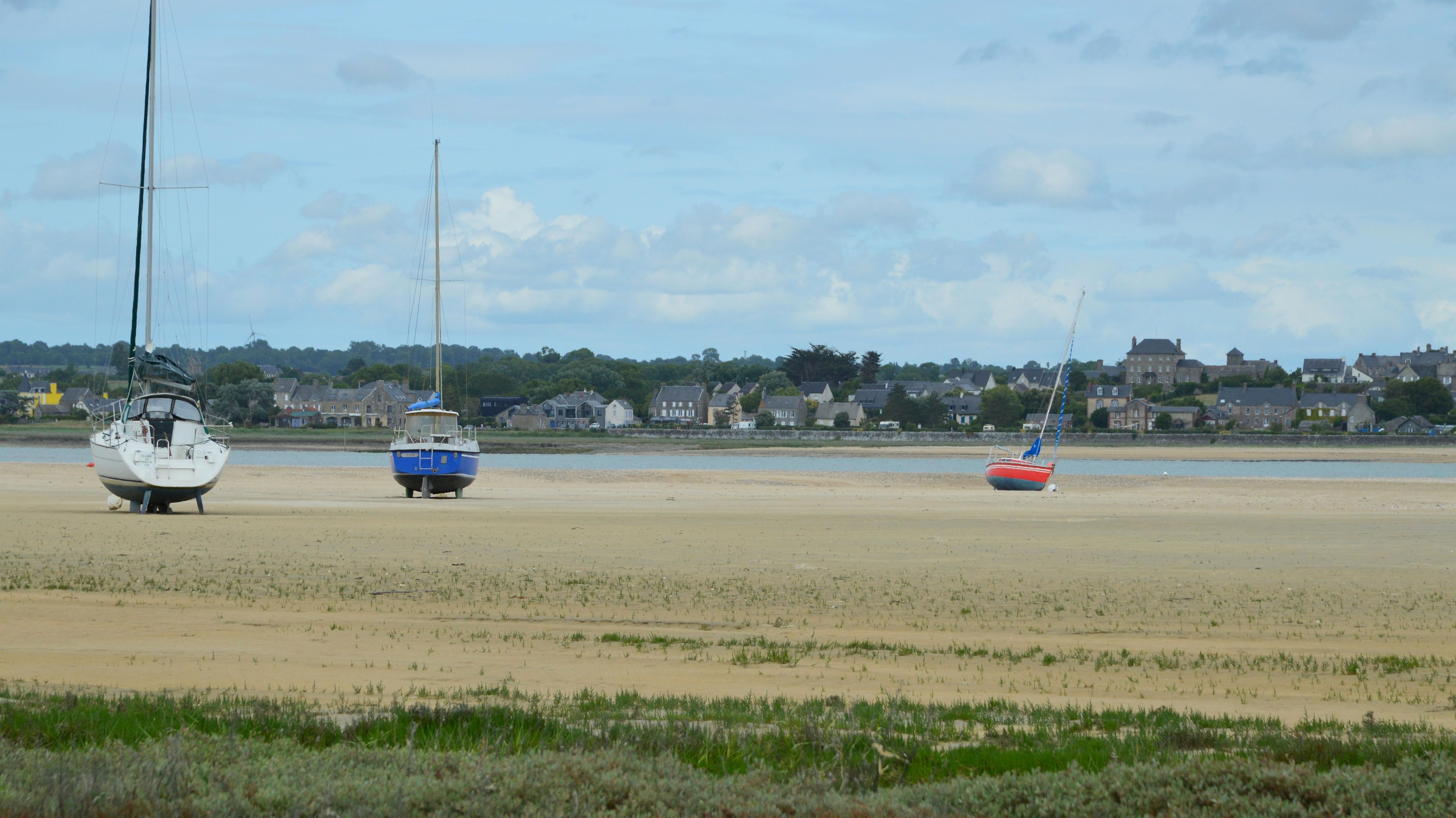 Illustration, camping en normandie au bord de la mer