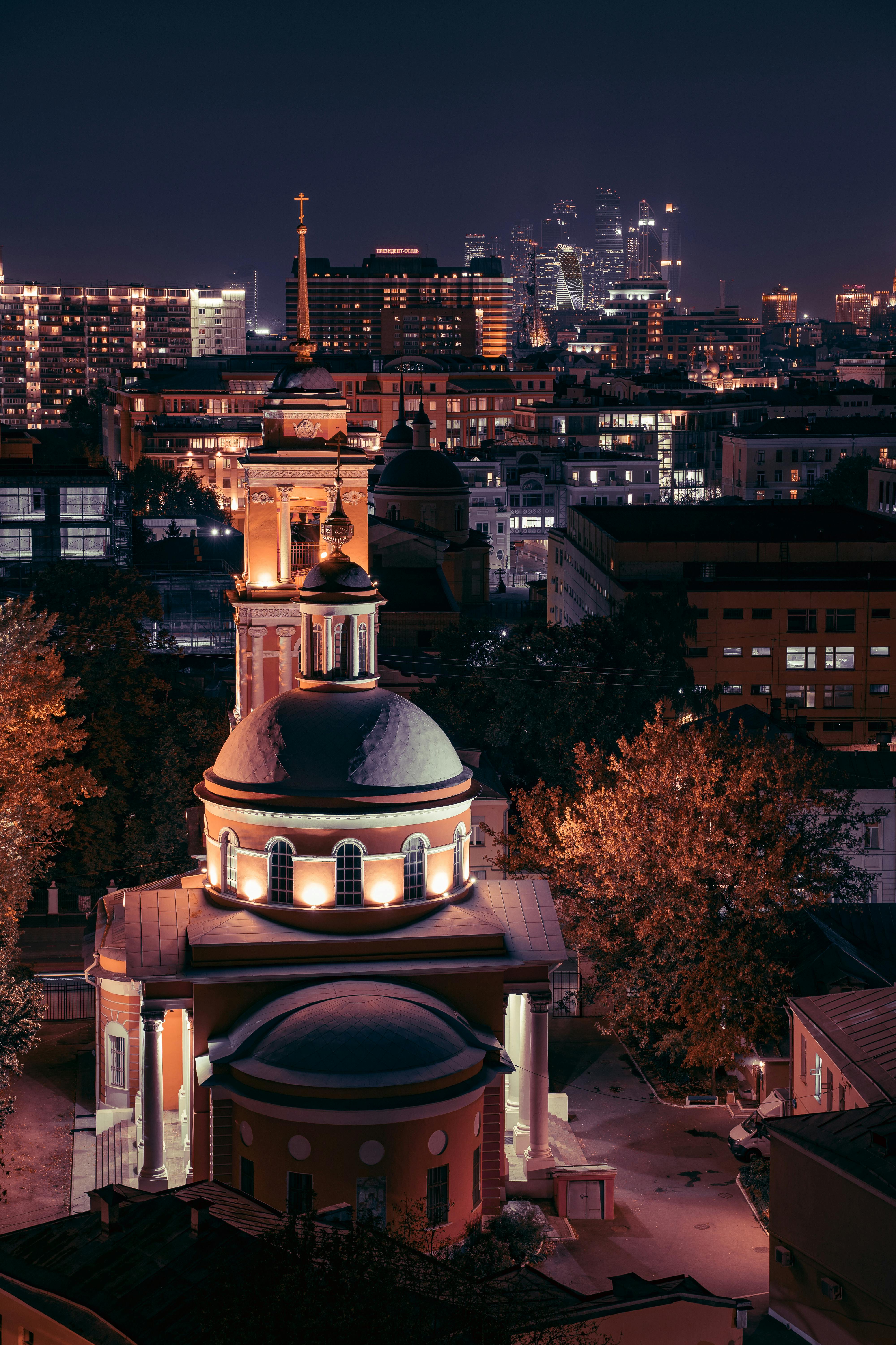 莫斯科夜晚迷人的景色，包括明亮的教堂和城市景观