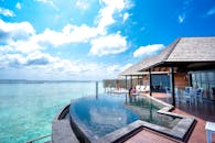 蔚蓝天空下，这栋令人惊叹的海滨热带别墅设有无边泳池