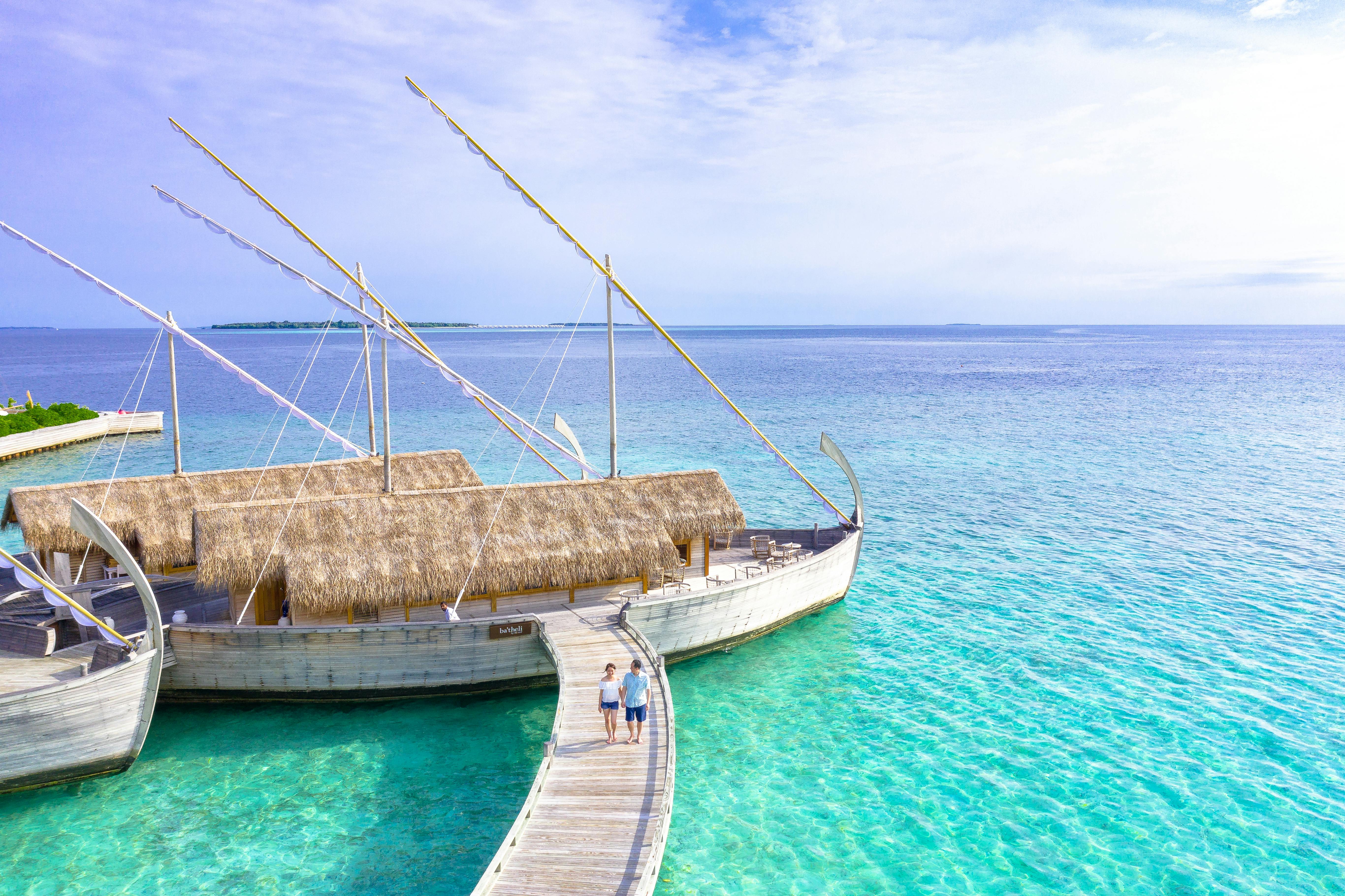 Lagon turquoise et bungalows sur pilotis en Polynésie française