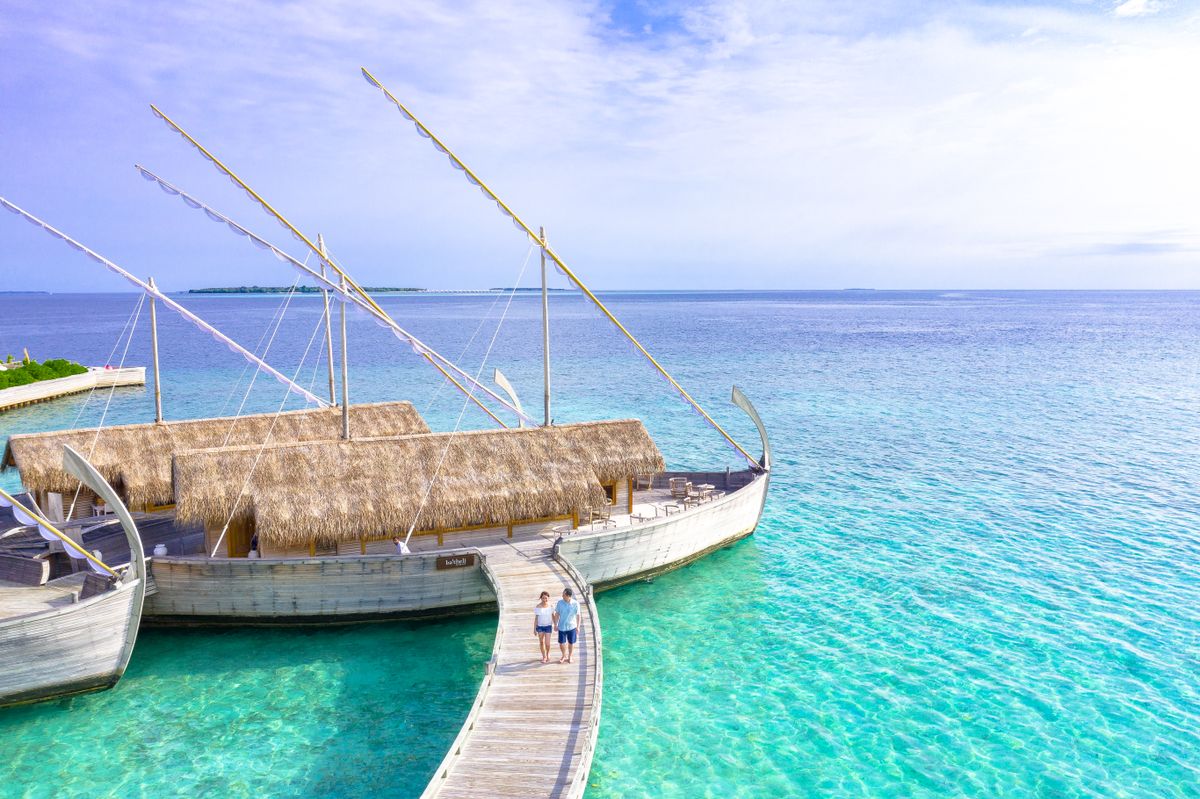 Lagon turquoise et bungalows sur pilotis en Polynésie française