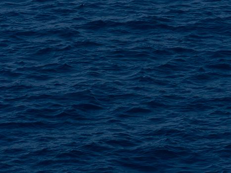 Serene view of gentle ocean waves under clear daylight, perfect for backgrounds.