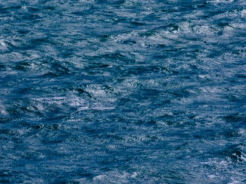 Free A captivating view of the ocean waves in motion, capturing the essence of wind and water interaction. Stock Photo