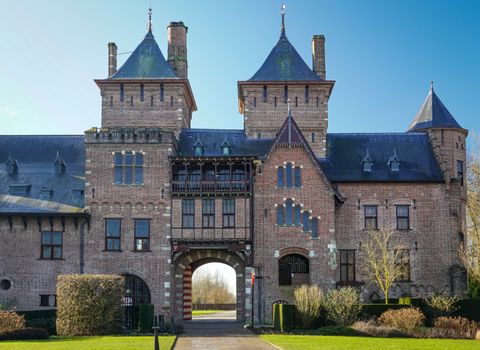 Prachtig historisch kasteel in Utrecht, met middeleeuwse architectuur onder een helderblauwe hemel.